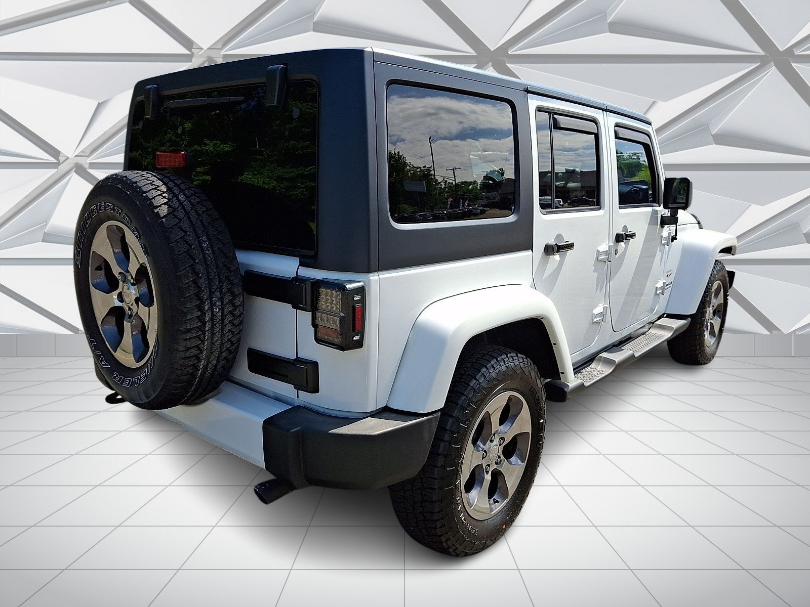 Used 2016 Jeep Wrangler Unlimited Sahara w/ Connectivity Group AWD/4WD image 10