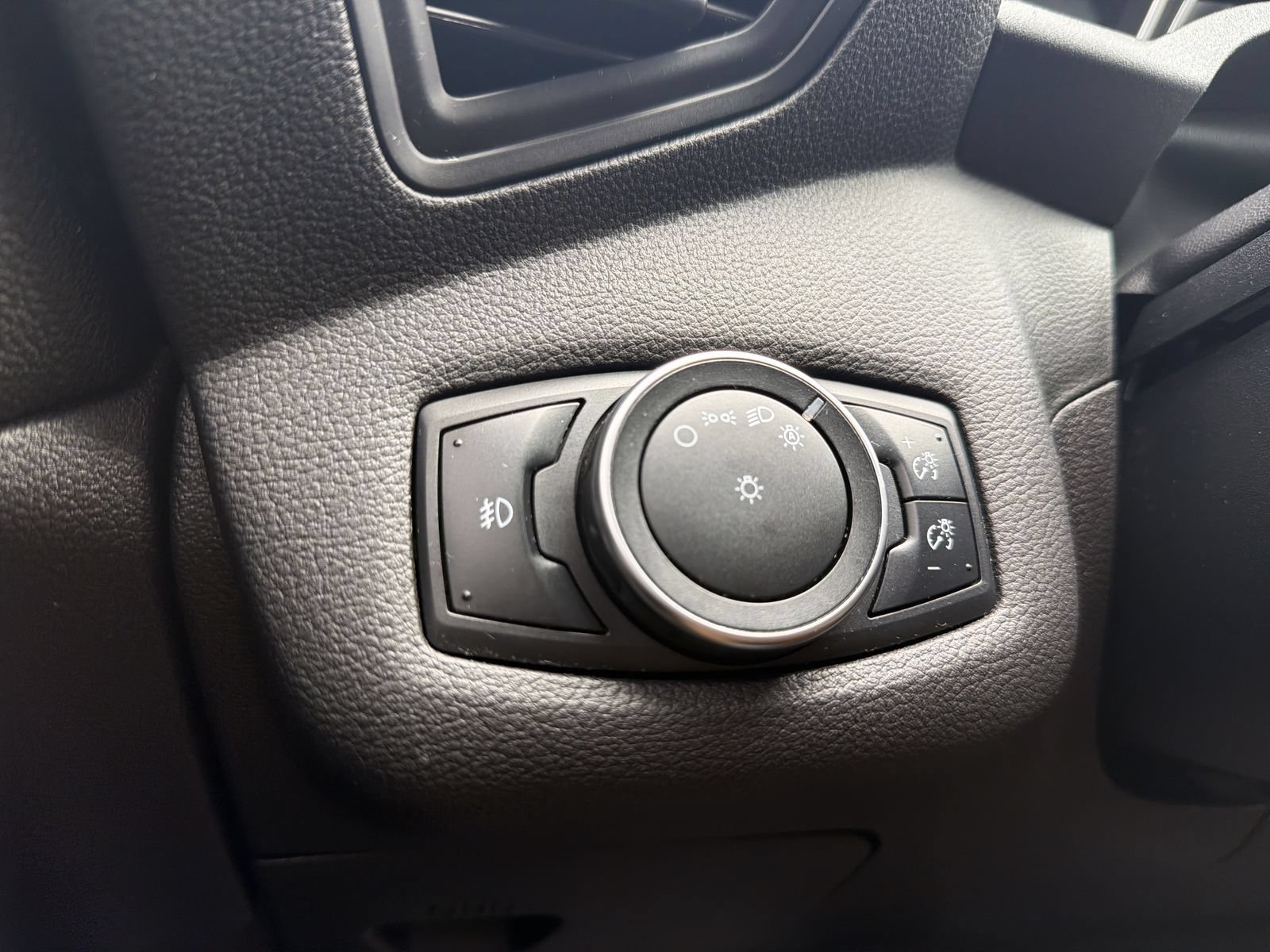 Used 2015 Ford Escape SE FWD image 36