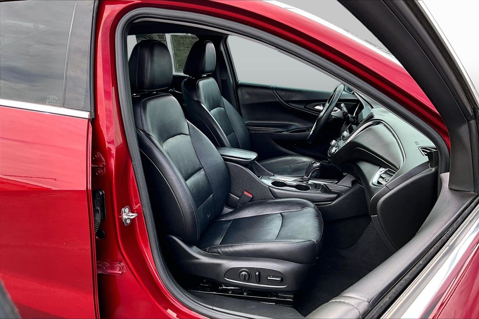 Used 2018 Chevrolet Malibu LT w/ Leather Package FWD image 7
