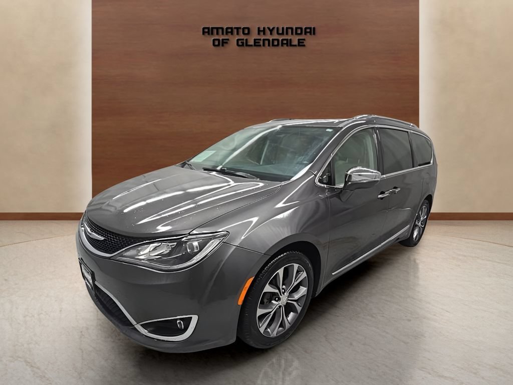 Used 2018 Chrysler Pacifica Limited w/ Tire & Wheel Group FWD image 2