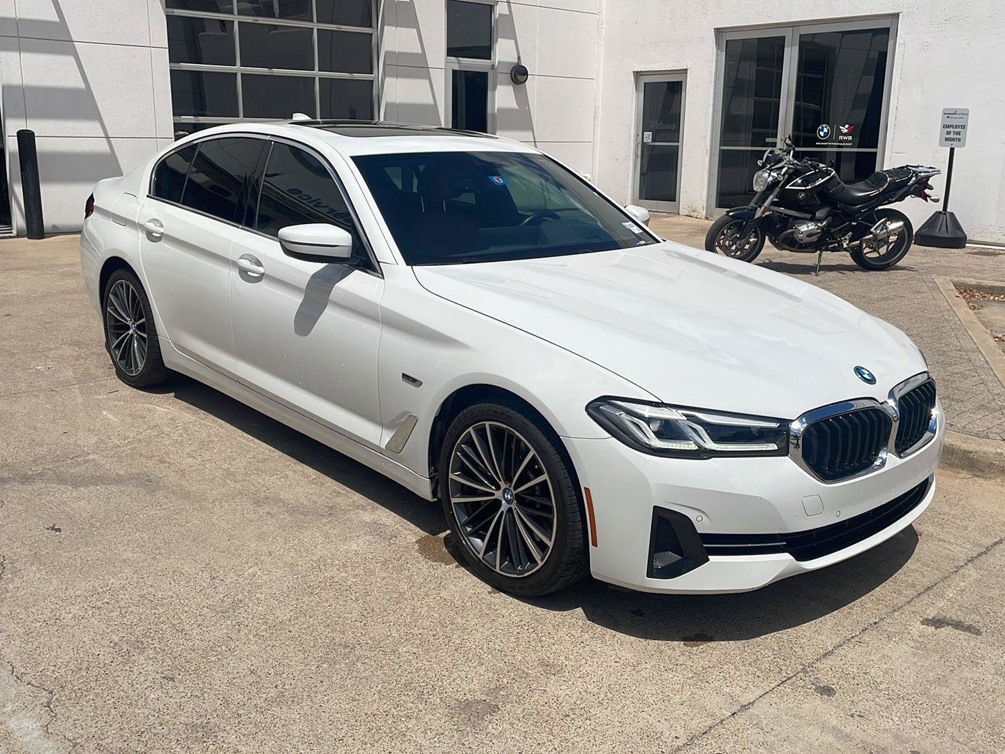 Used 2023 BMW 530e w/ Premium Package RWD image 2