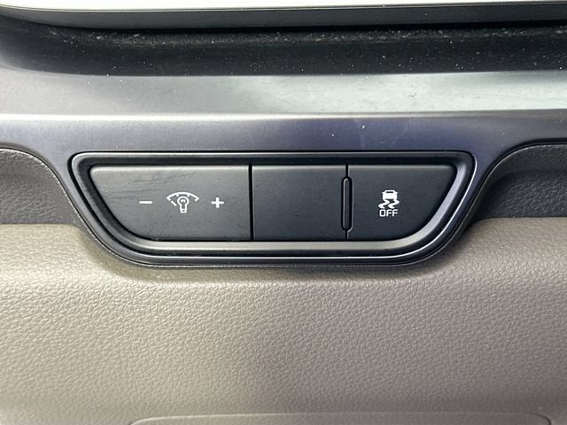 Used 2025 Kia Carnival FWD image 21