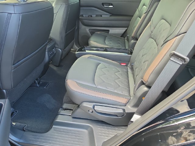 New 2026 Nissan Pathfinder Platinum FWD image 17
