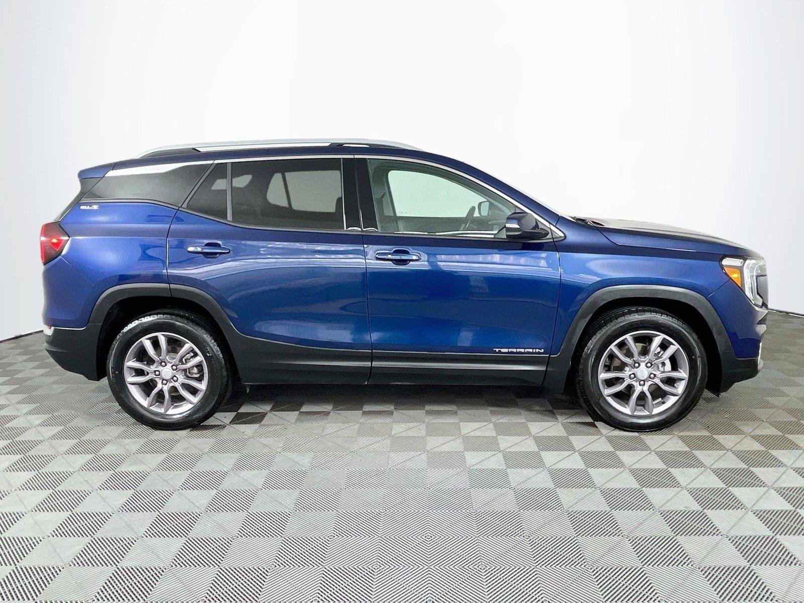 Used 2023 GMC Terrain SLT AWD/4WD image 10