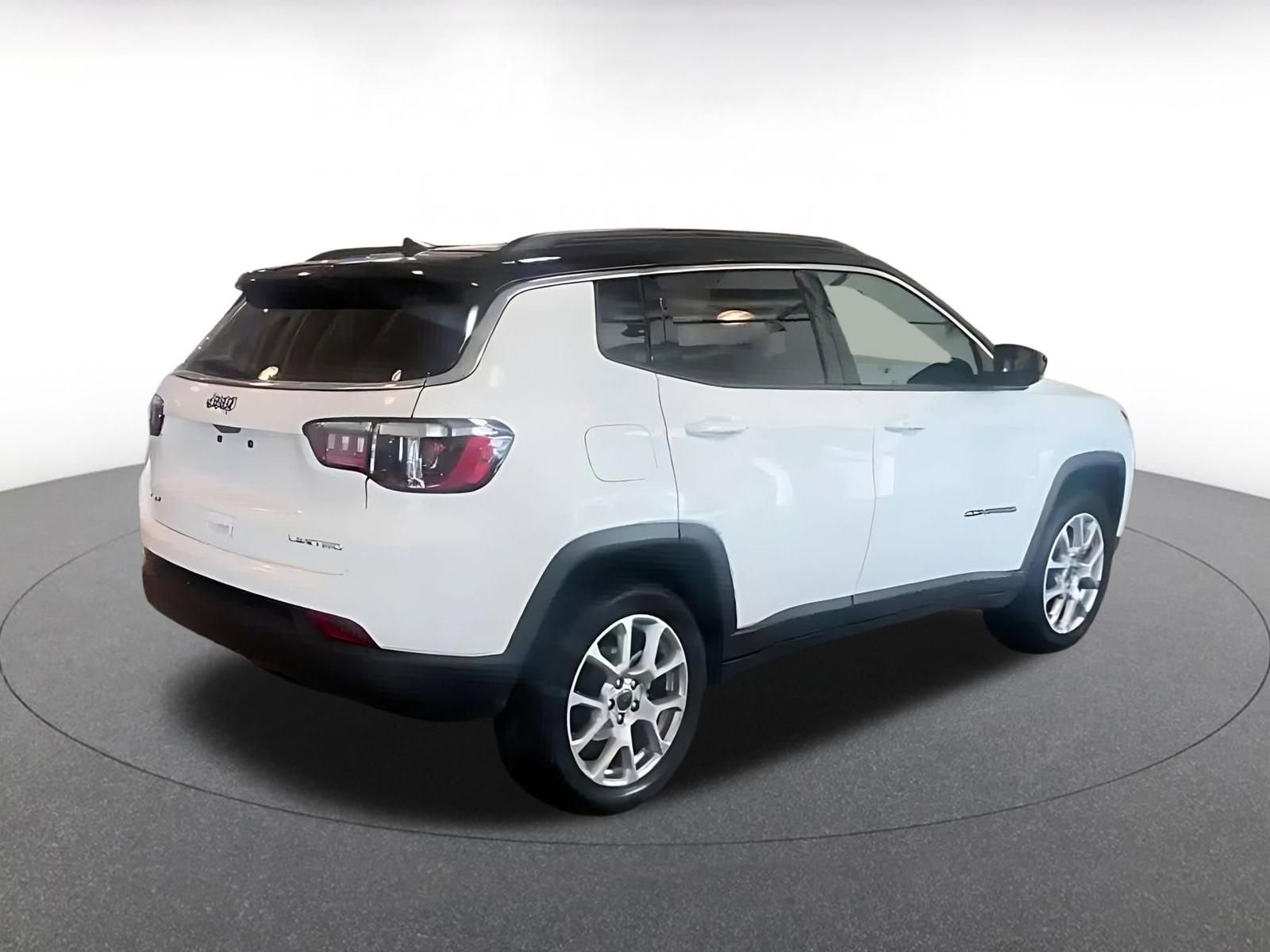 Used 2025 Jeep Compass Limited AWD/4WD image 12