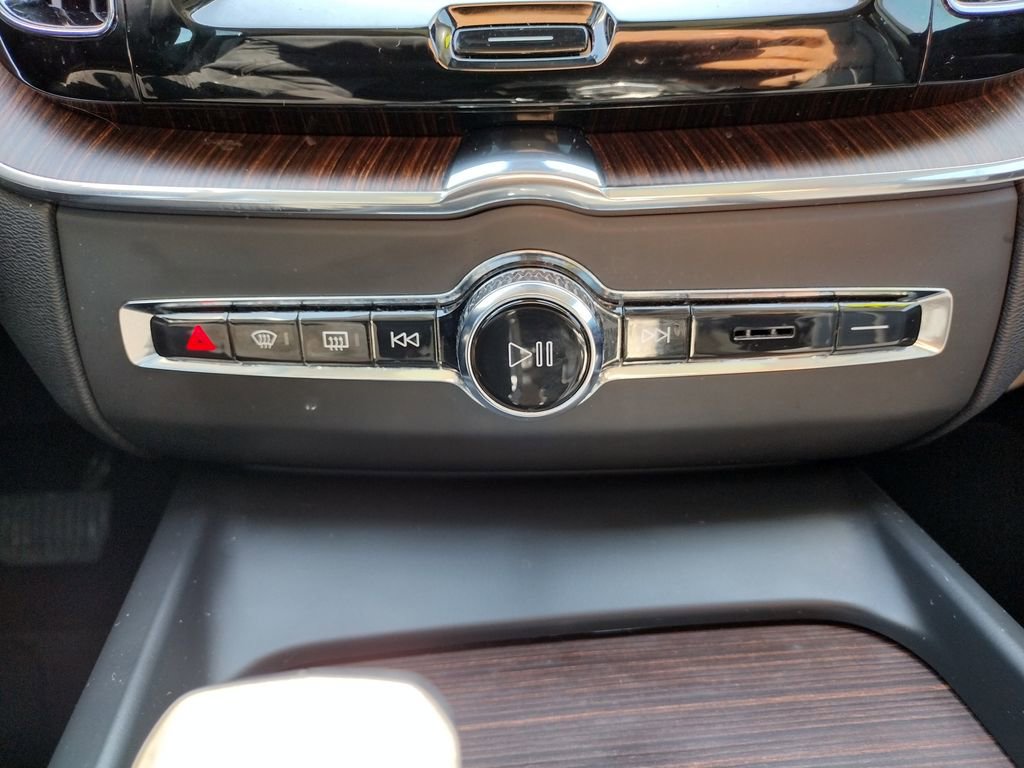 Used 2022 Volvo XC60 B5 Momentum image 26