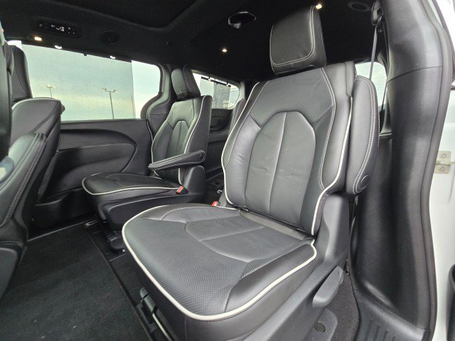 Used 2023 Chrysler Pacifica Limited w/ Uconnect Theater Family Group image 19