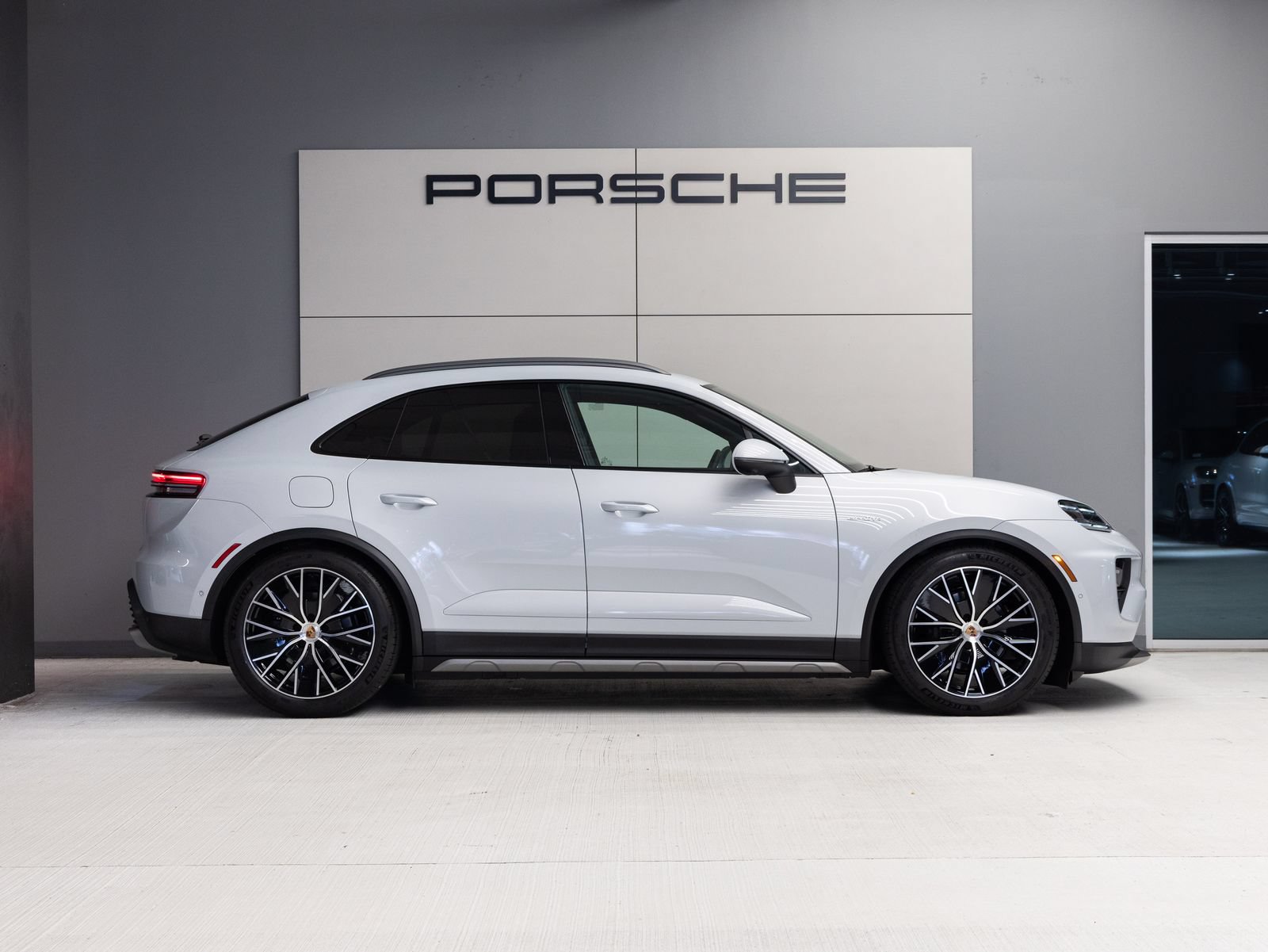 Certified 2026 Porsche Macan 4 Electric AWD/4WD image 8