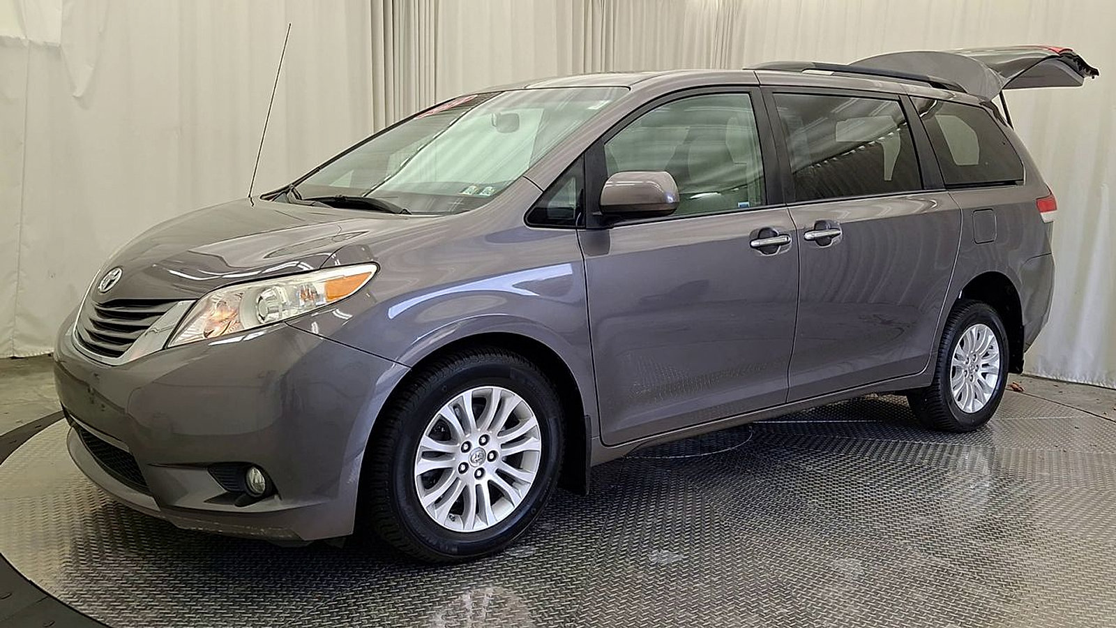 Used 2014 Toyota Sienna XLE w/ Entertainment Package FWD image 10