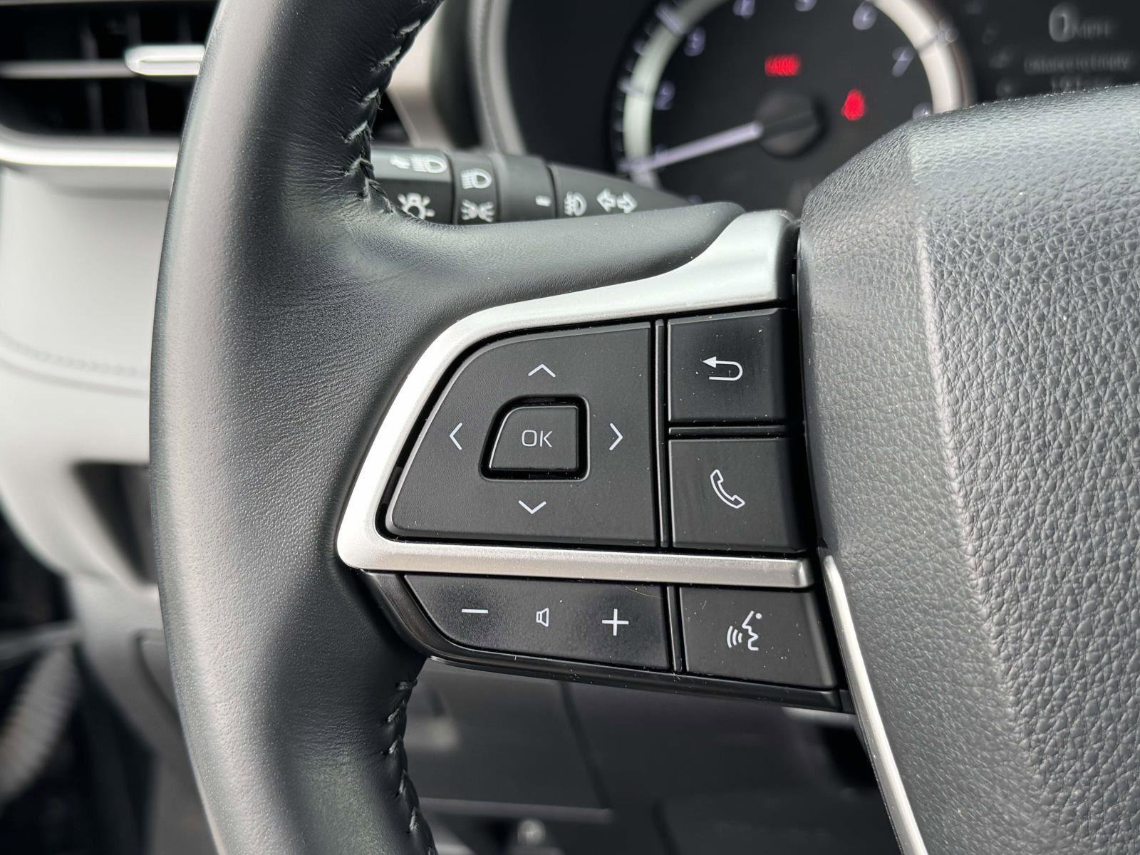 Used 2023 Toyota Highlander LE FWD image 8