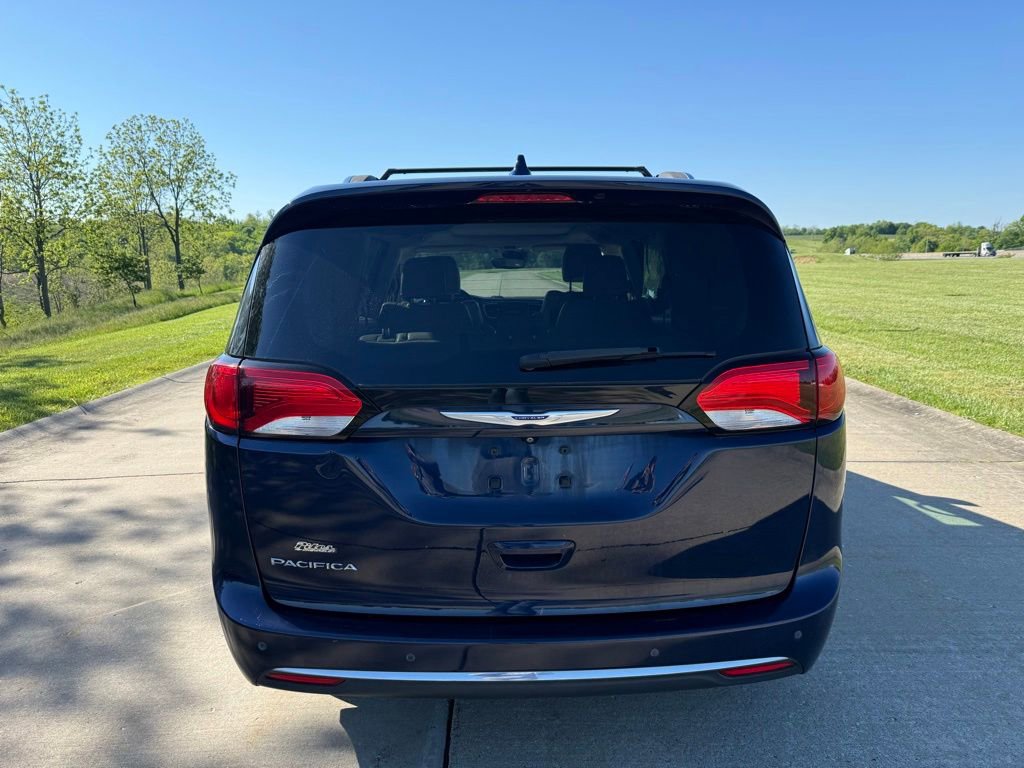 Used 2019 Chrysler Pacifica Touring-L Plus w/ Advanced Safetytec Group FWD image 4