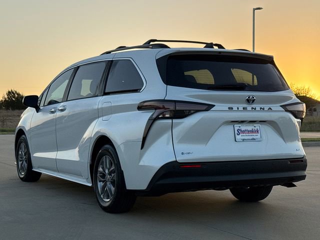 Used 2025 Toyota Sienna XLE image 6