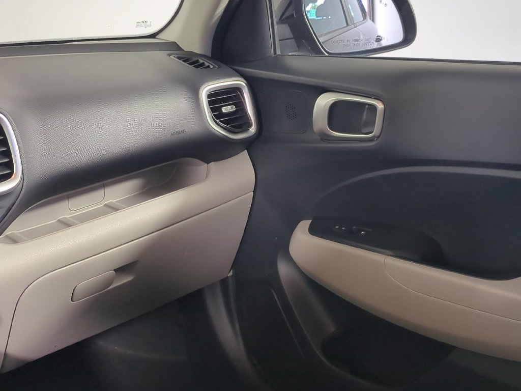 Used 2025 Hyundai Venue SEL FWD image 23