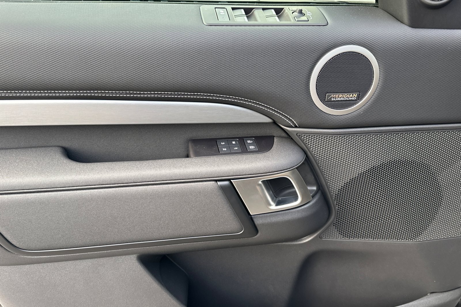 New 2025 Land Rover Discovery Dynamic SE image 10