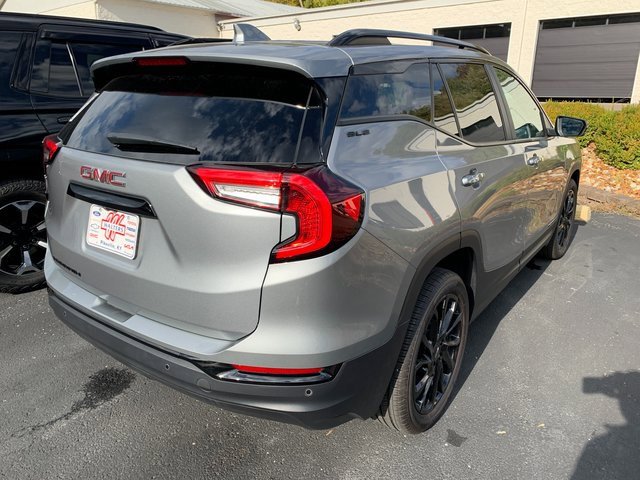 Used 2024 GMC Terrain SLE w/ Driver Convenience Package image 4