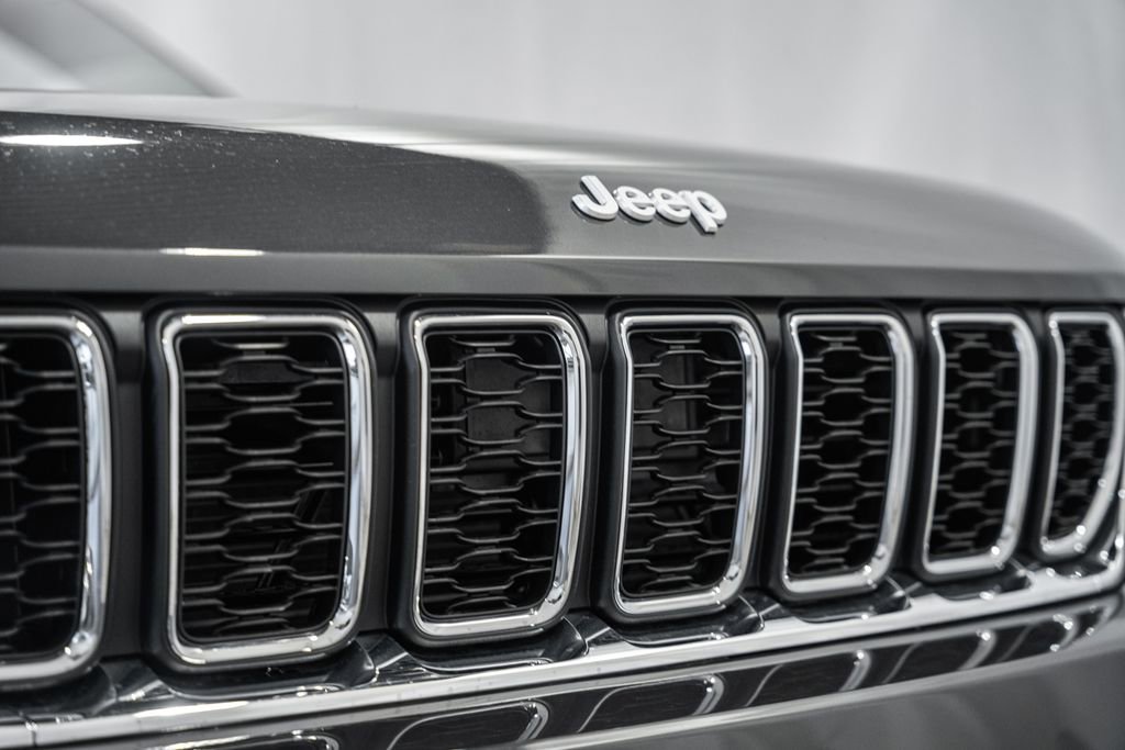 New 2025 Jeep Grand Cherokee Laredo X w/ Luxury Tech Group I image 11