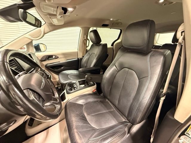 Used 2021 Chrysler Pacifica Touring-L FWD image 11