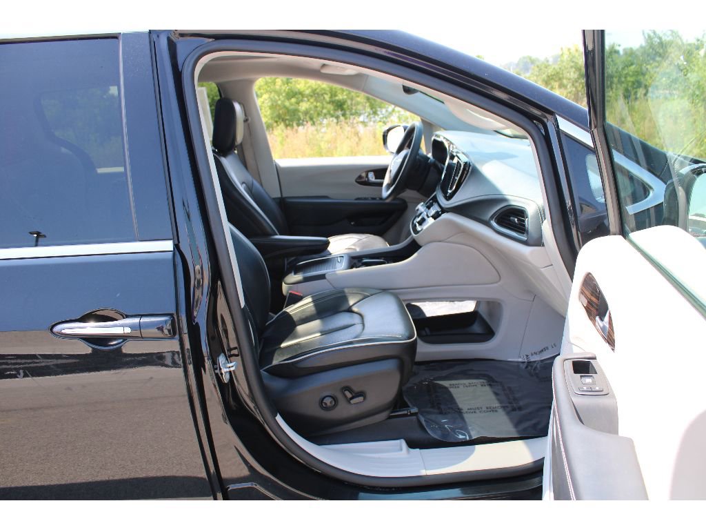 Used 2023 Chrysler Pacifica Limited image 16