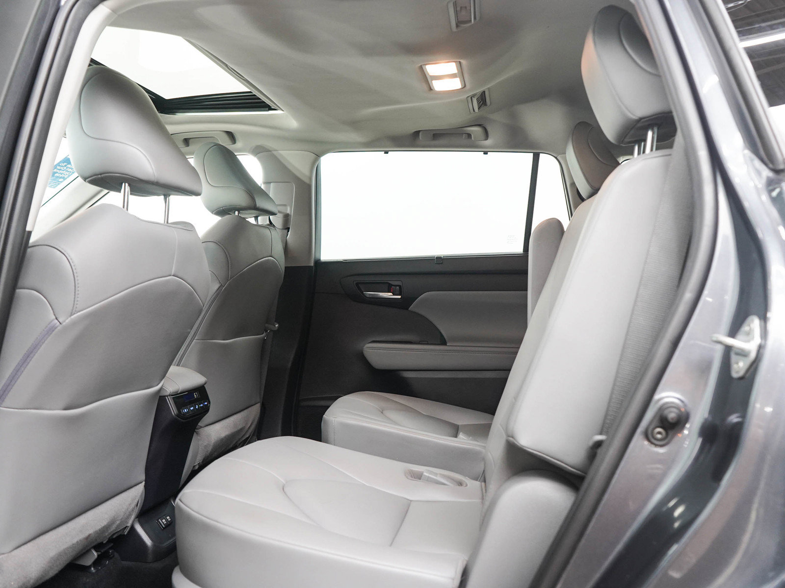 Used 2020 Toyota Highlander XLE AWD/4WD image 16