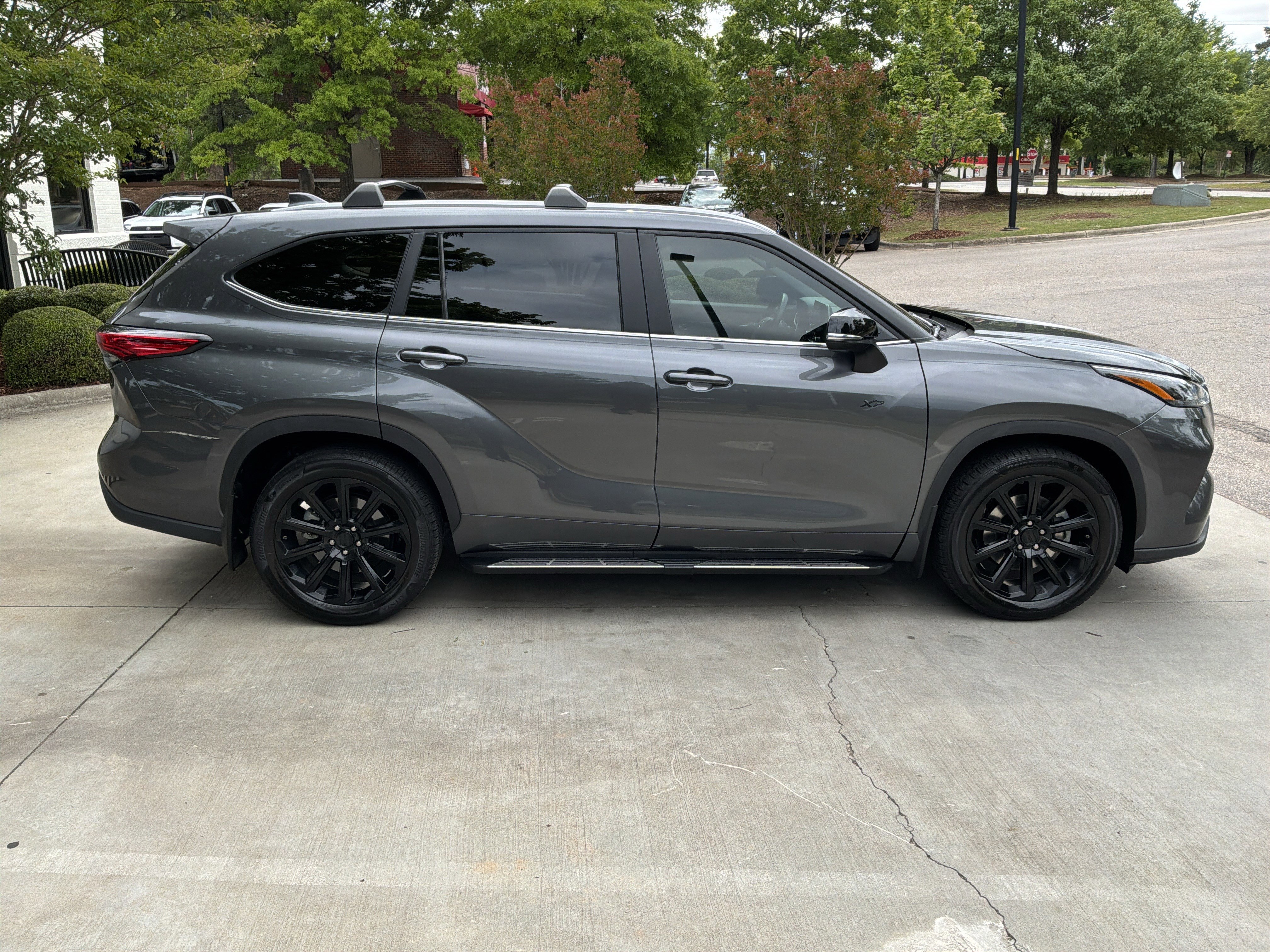 Used 2023 Toyota Highlander XLE FWD image 11