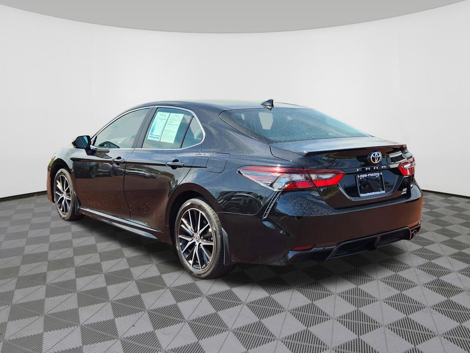 Used 2023 Toyota Camry SE image 3