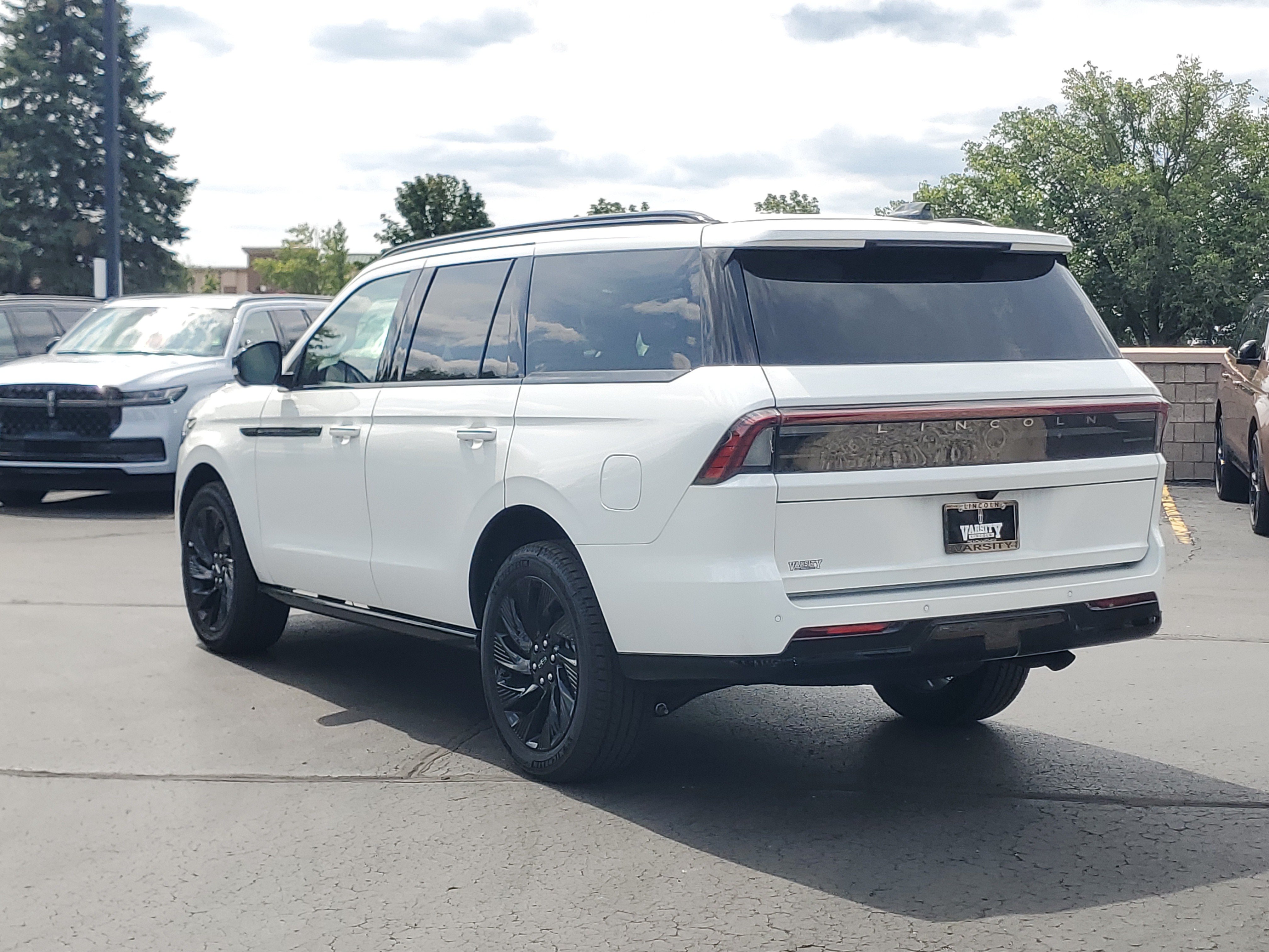 New 2026 Lincoln Navigator Reserve w/ Jet Appearance Package AWD/4WD image 3