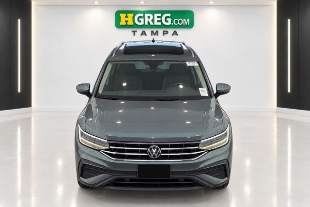Used 2023 Volkswagen Tiguan SE w/ Panoramic Sunroof Package FWD image 7