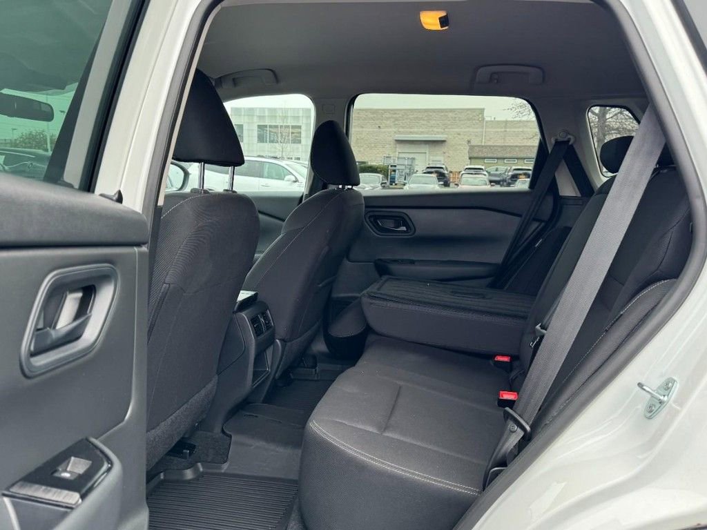 Used 2025 Nissan Rogue S image 10