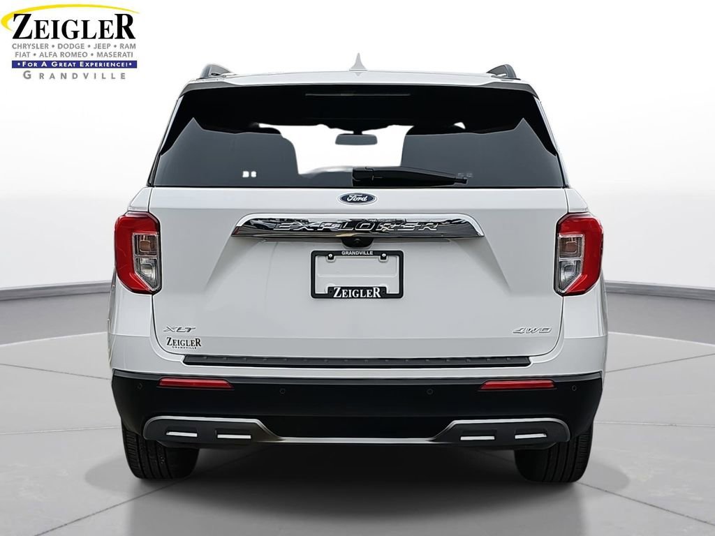 Used 2022 Ford Explorer XLT w/ Equipment Group 202A image 6