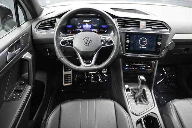 Used 2023 Volkswagen Tiguan SE R-Line FWD image 9