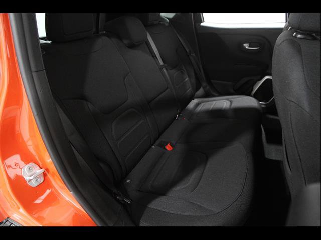 Used 2018 Jeep Renegade Latitude w/ Cold Weather Group FWD image 19
