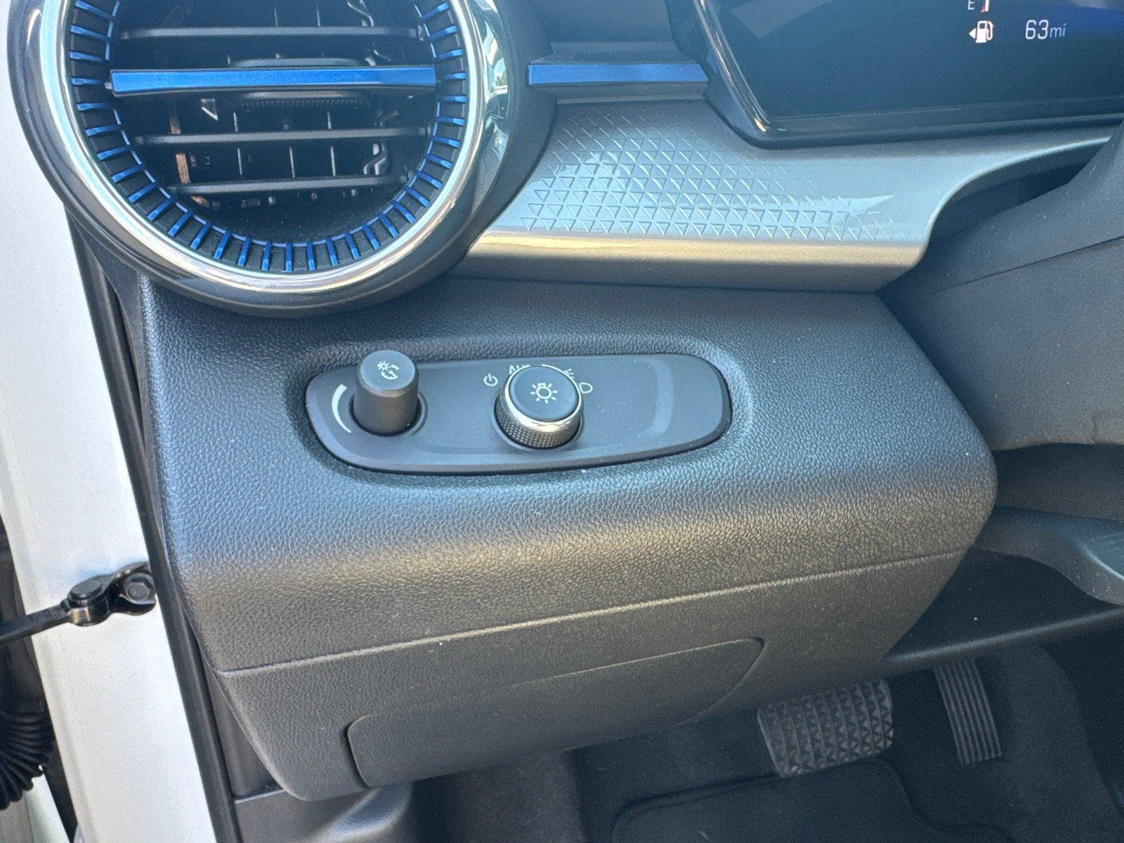 Used 2025 Chevrolet Trax LT FWD image 28