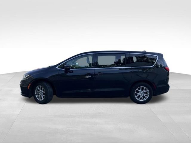 Used 2023 Chrysler Pacifica Touring-L FWD image 4