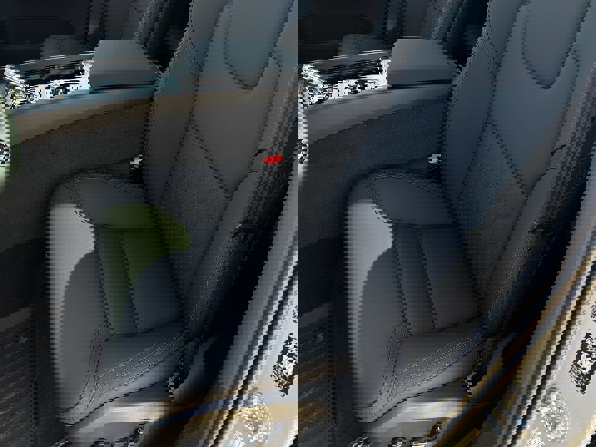 New 2026 Volvo XC60 T8 Plus w/ Protection Package Premier image 20