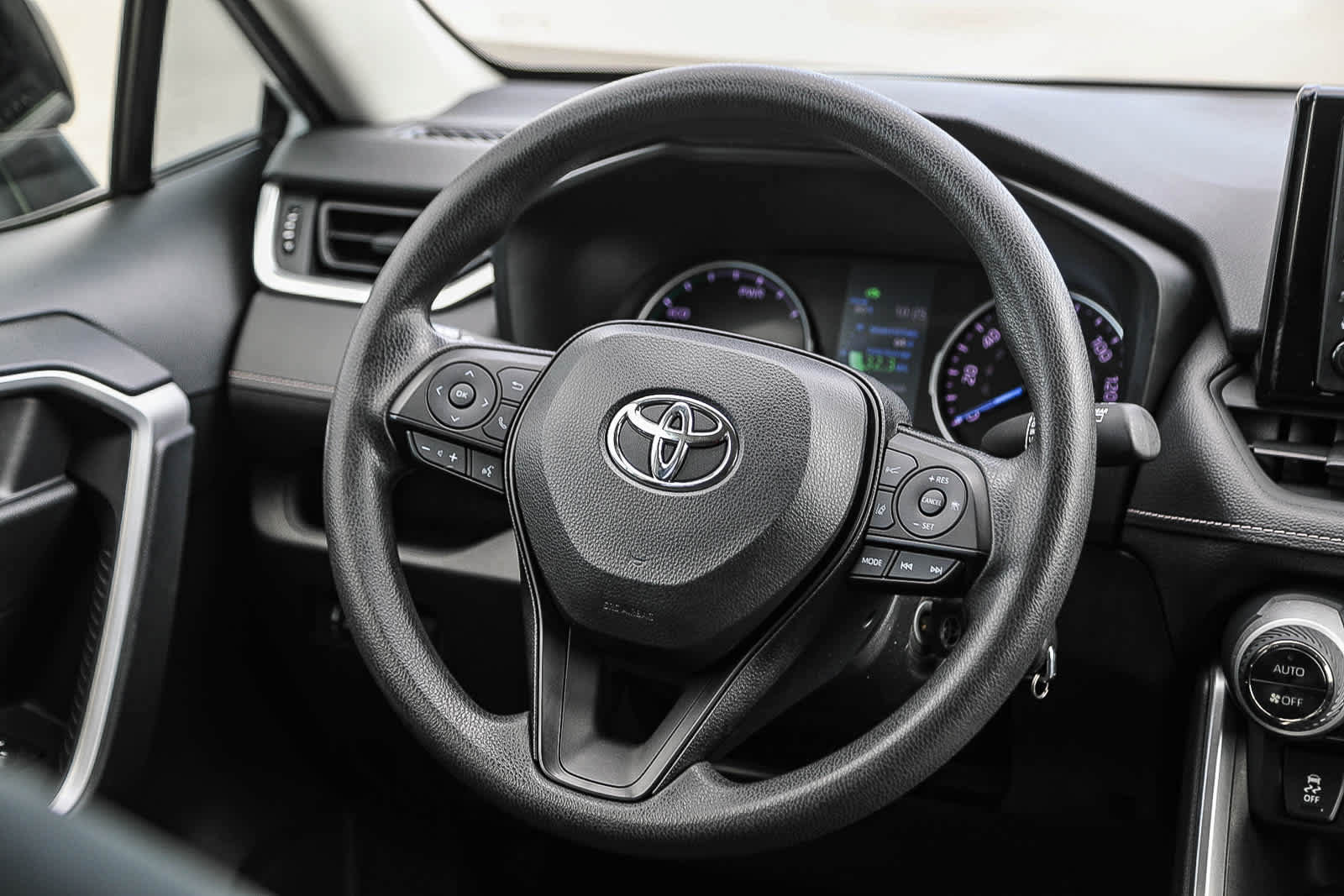 Used 2021 Toyota RAV4 LE AWD/4WD image 15
