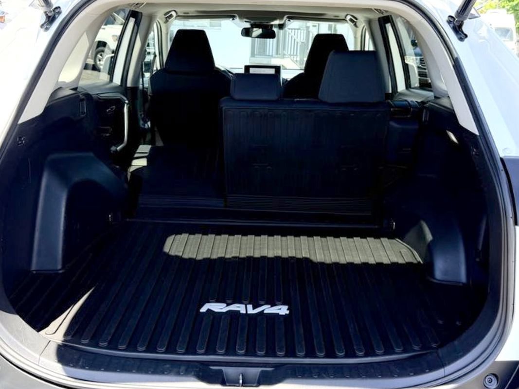 Used 2023 Toyota RAV4 XLE w/ Convenience Package FWD image 14