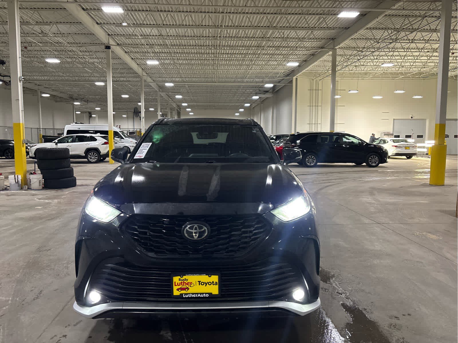 Used 2025 Toyota Highlander XSE image 2