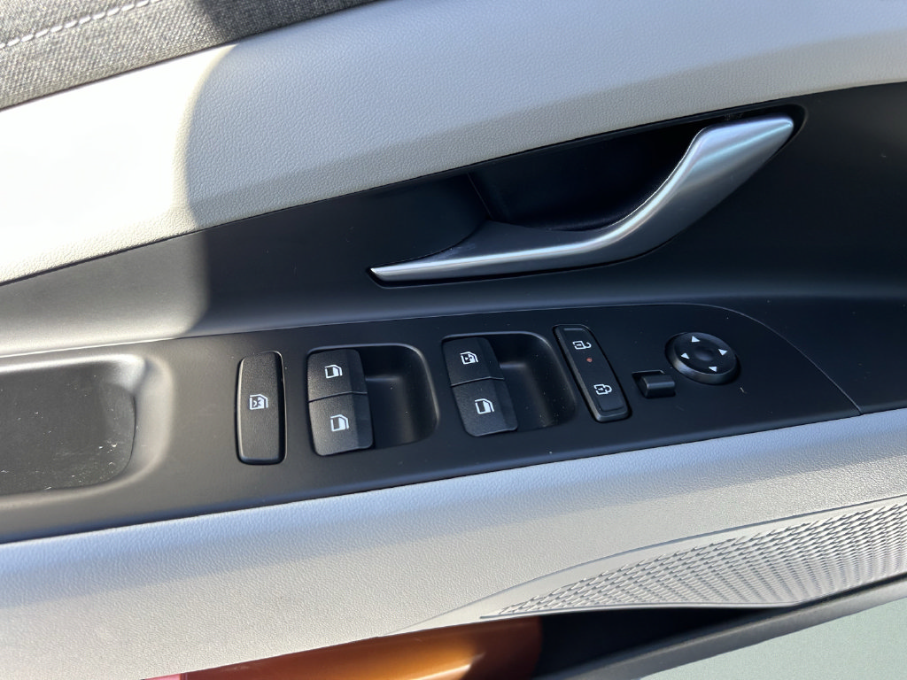 Certified 2025 Hyundai Elantra Limited FWD image 22