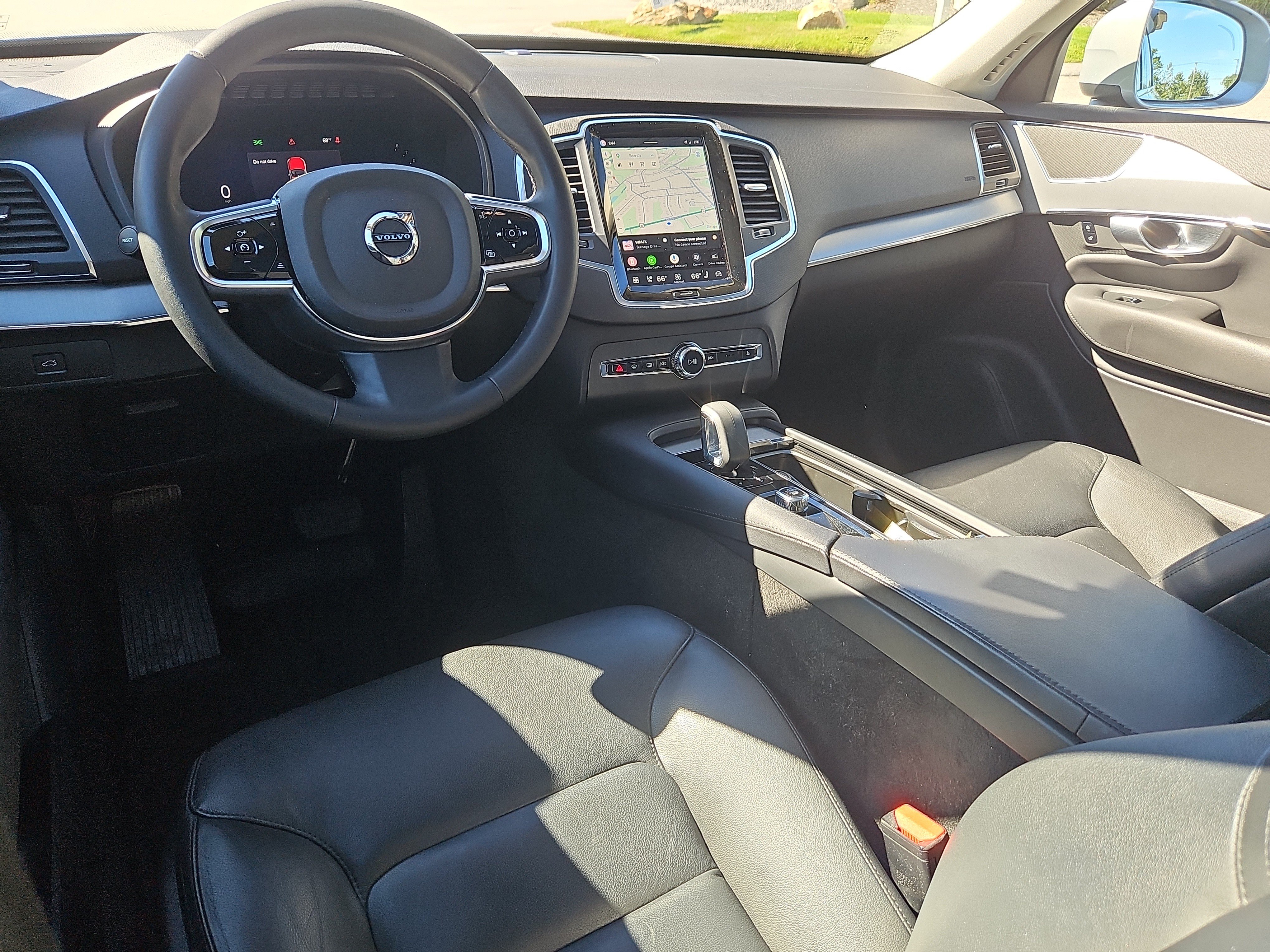 Used 2024 Volvo XC90 B5 Core w/ Protection Package Premier AWD/4WD image 3