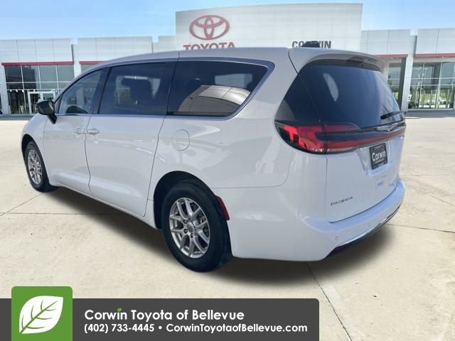 Used 2024 Chrysler Pacifica Touring-L image 3