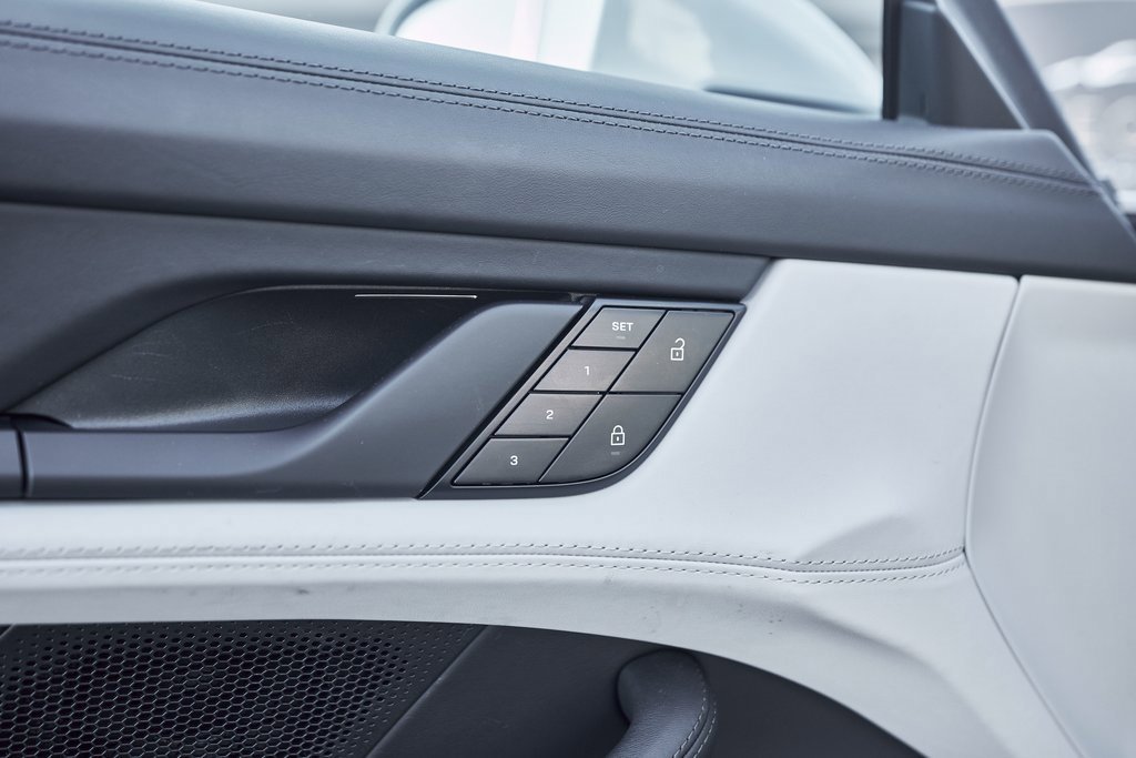 Used 2023 Porsche Taycan 4S w/ Premium Package image 32