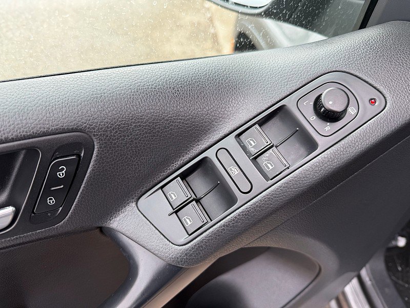 Used 2012 Volkswagen Tiguan SE image 10