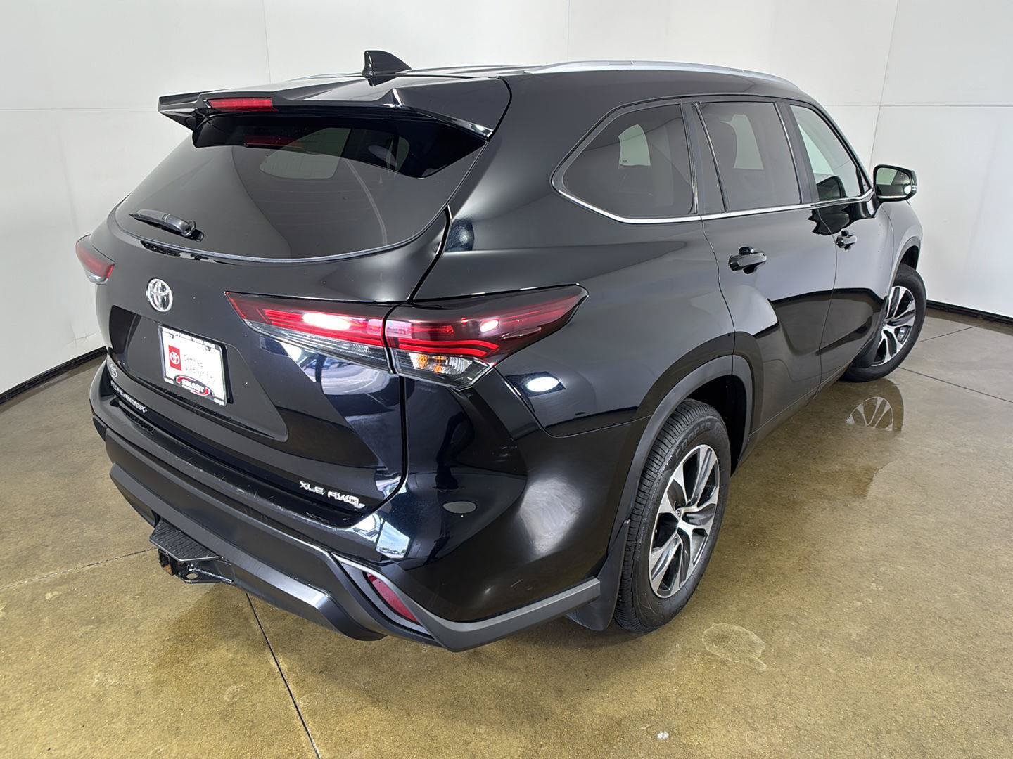 Used 2024 Toyota Highlander XLE AWD/4WD image 10