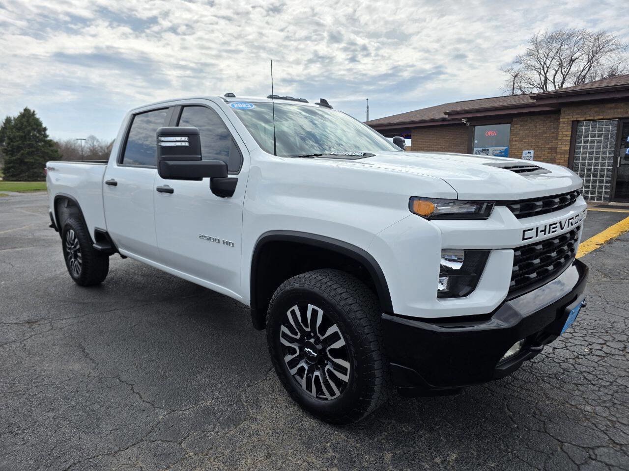Used 2023 Chevrolet Silverado 2500 Custom w/ Custom Value Package image 2