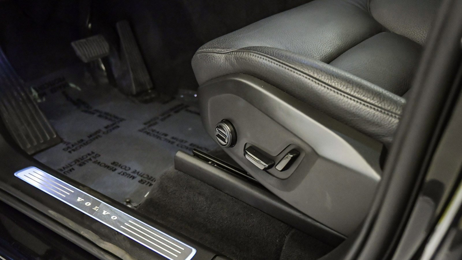 Certified 2025 Volvo XC90 B6 Plus image 25