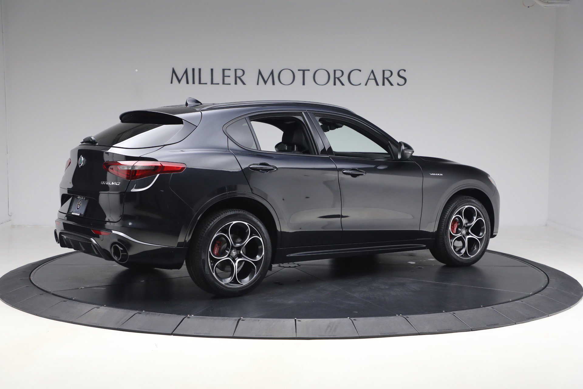 Used 2023 Alfa Romeo Stelvio Veloce AWD/4WD image 11