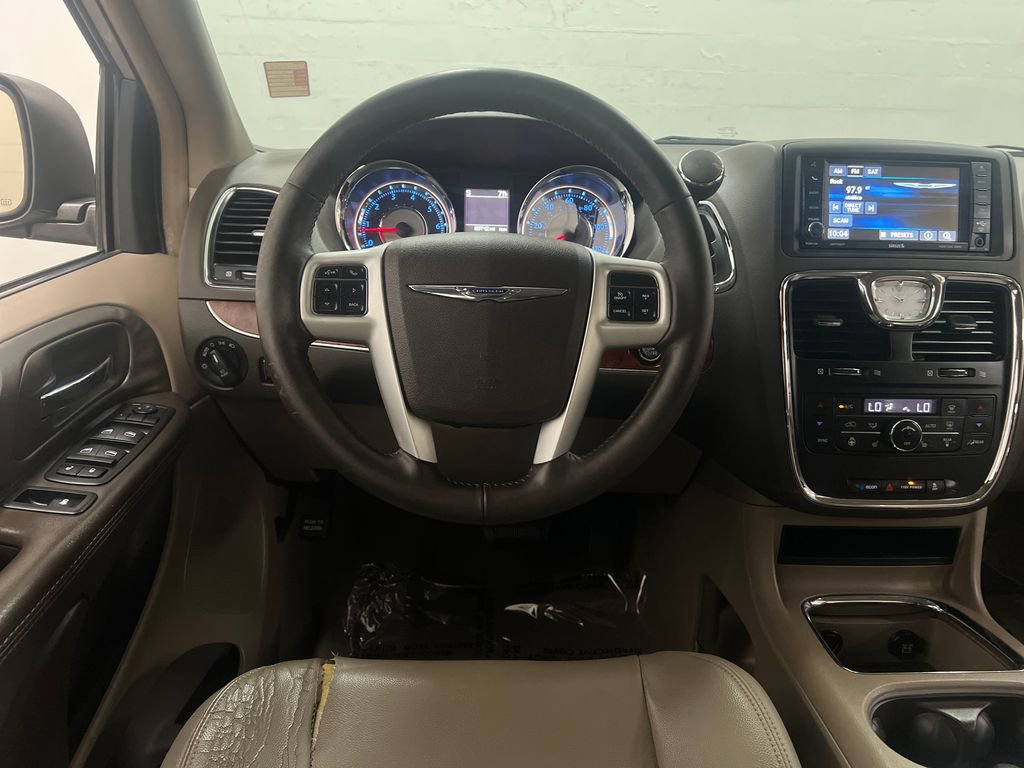 Used 2014 Chrysler Town & Country Touring-L w/ Driver Convenience Group FWD image 14