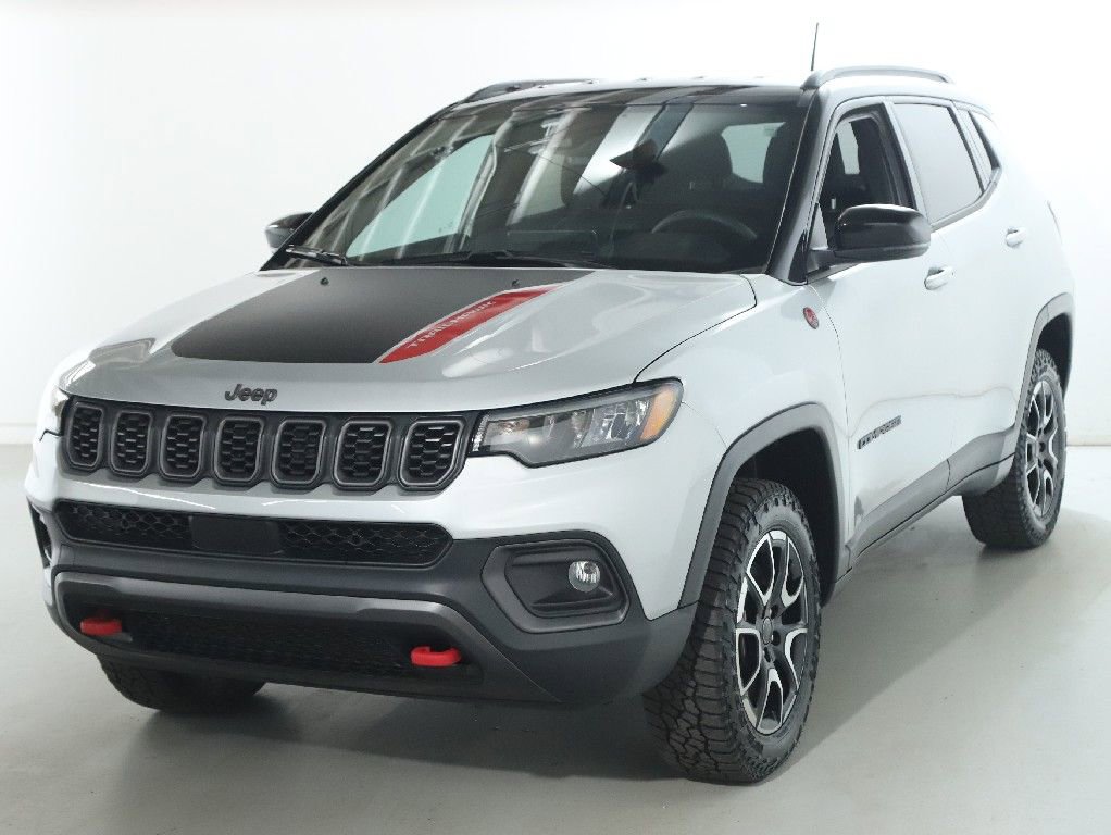 Used 2025 Jeep Compass Trailhawk image 4