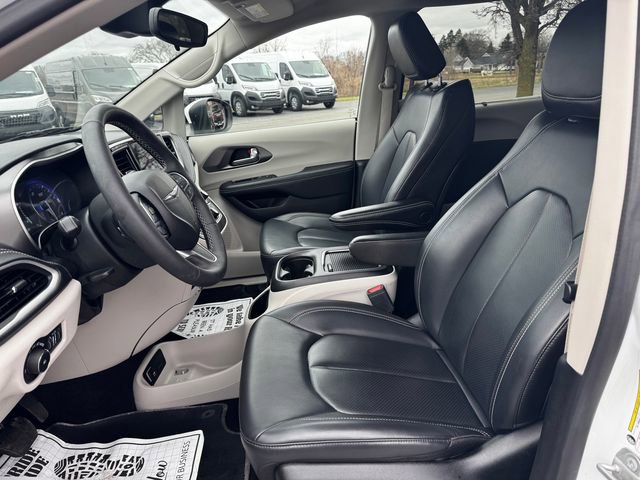 Certified 2023 Chrysler Pacifica Touring-L image 23
