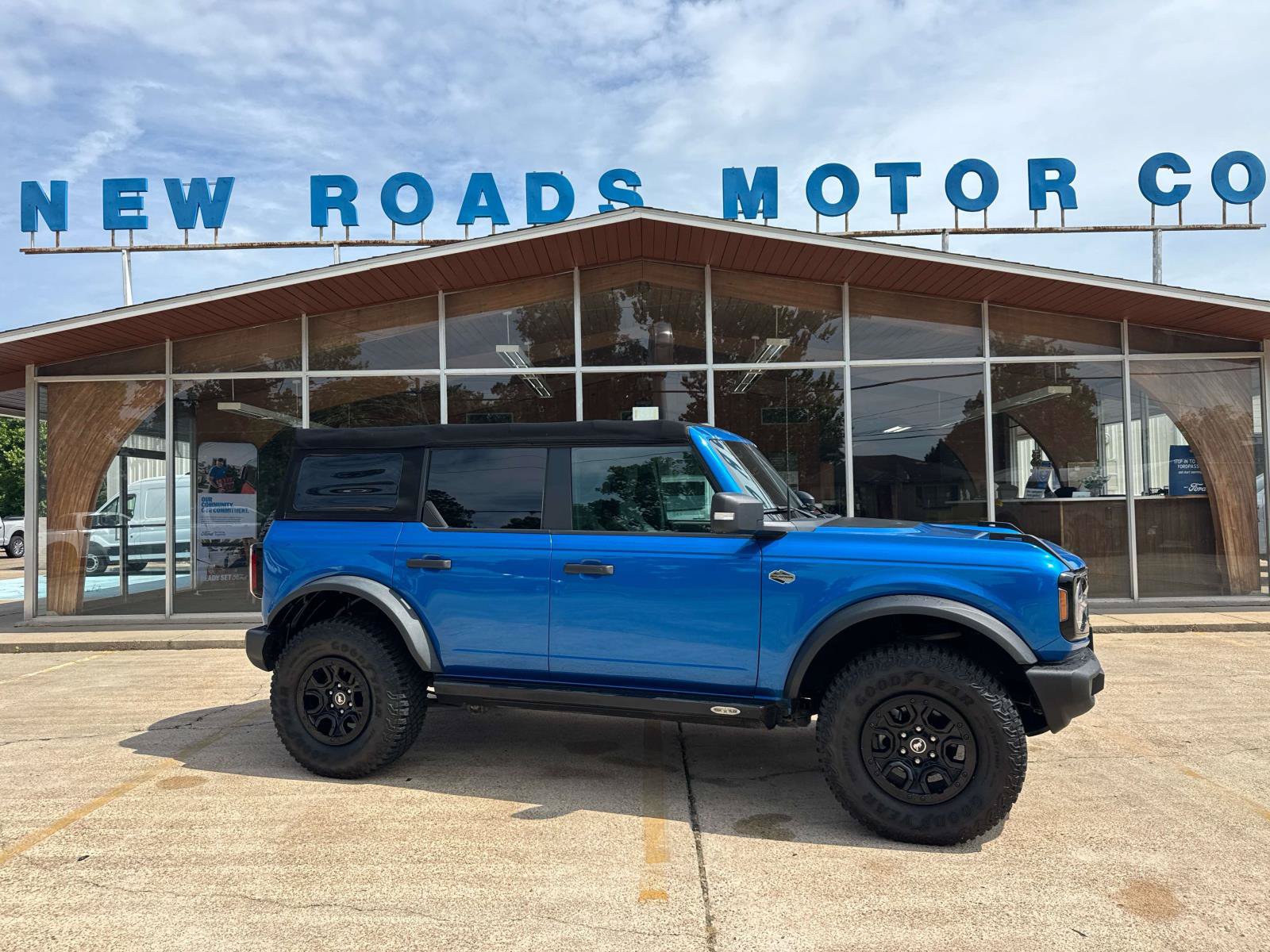 Certified 2022 Ford Bronco Wildtrak AWD/4WD image 1